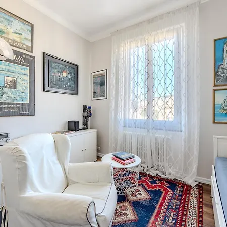 Dietro Il Teatro Modena * Genua